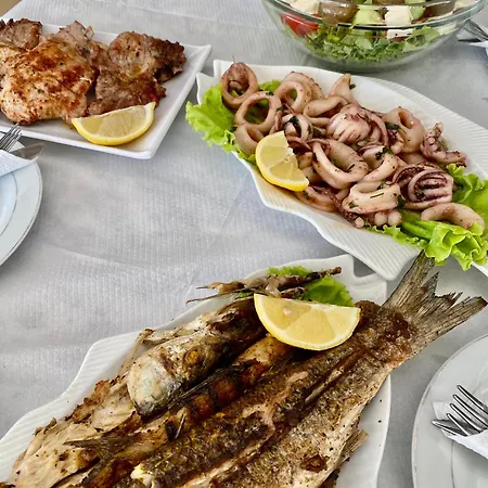 Tarzani & Restaurant Velipojë