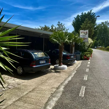 Tarzani & Restaurant Velipojë